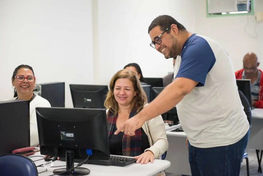 Funcionários das recepções do hospital de emergência de Resende participam de workshop de informática.
