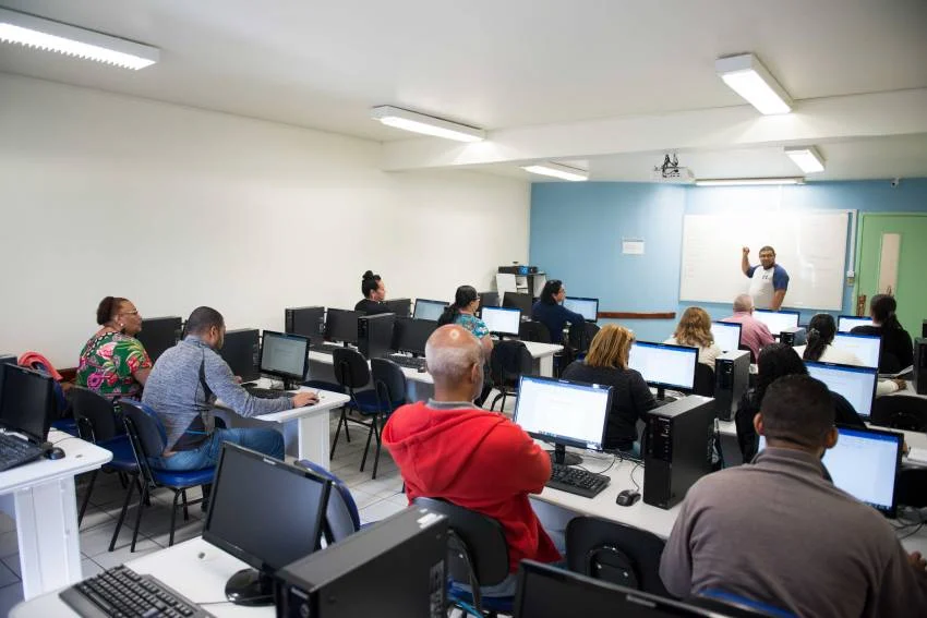 Funcionários das recepções do hospital de emergência de Resende participam de workshop de informática.