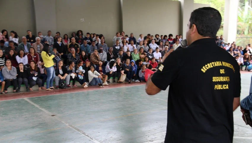 Forças de Segurança de Volta Redonda se reúnem com comunidade escolar do Santa Cruz
