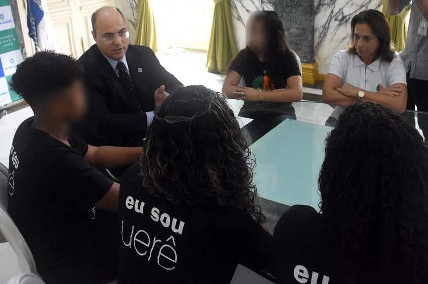 Governador recebe jovens do projeto Uerê no Palácio Guanabara