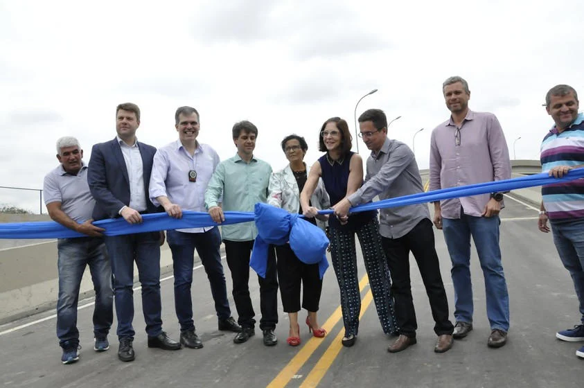 Prestigiado por deputados, prefeito inaugura viaduto e obra de pavimentação e drenagem em rua