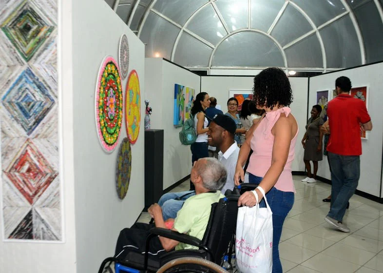 Exposição de artes do Centro de Atendimento à Pessoa com Deficiência é aberta em Volta Redonda