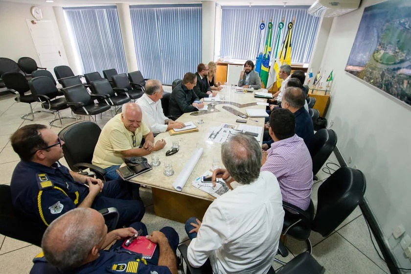 Samuca Silva recebe representantes da K-infra buscando melhorias para mobilidade urbana