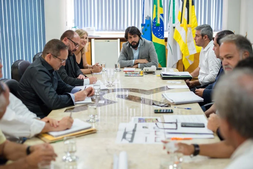 Samuca Silva recebe representantes da K-infra buscando melhorias para mobilidade urbana