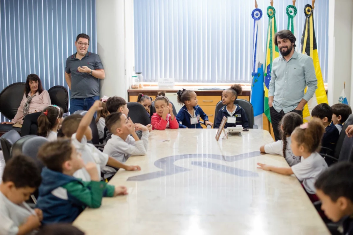 Samuca Silva recebe alunos da Escola Municipal Zilda Arns