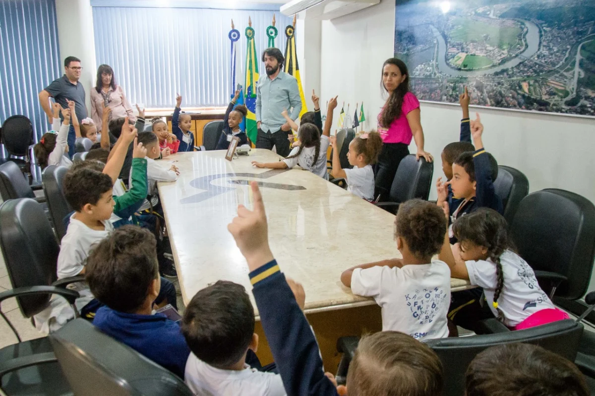 Samuca Silva recebe alunos da Escola Municipal Zilda Arns