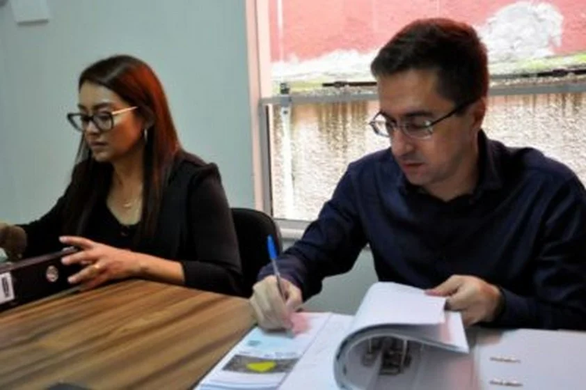 Prefeito entrega documentação no cartório para entrega de títulos para moradores da Colina