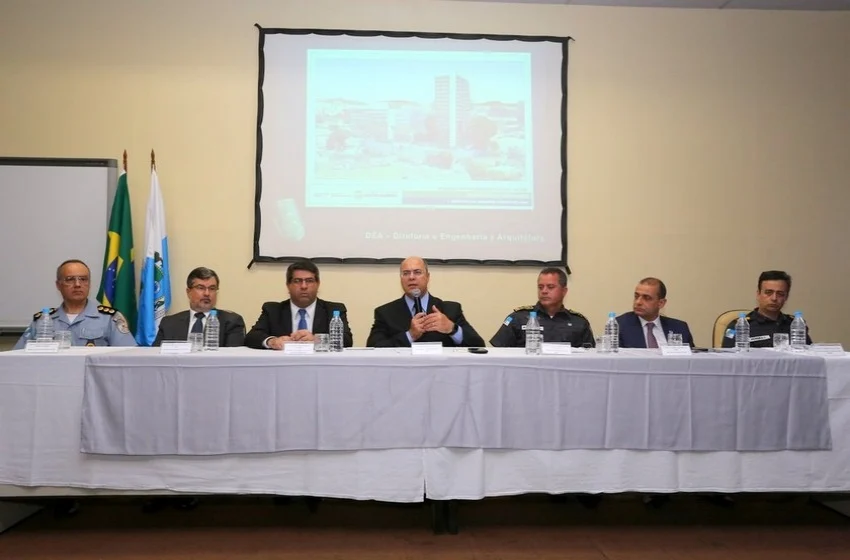 Entre os 176 itens doados pela Secretaria de Saúde, estão eletrocardiógrafo, desfibriladores cardíacos e macas