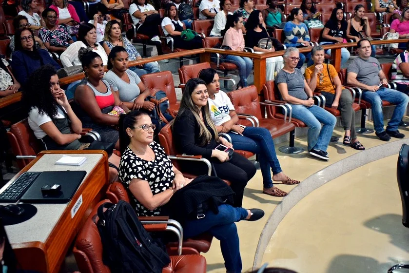 Mulheres ganharam palestras preventivas e uma tarde para cuidar da beleza com massagens, maquiagem e corte de cabelos