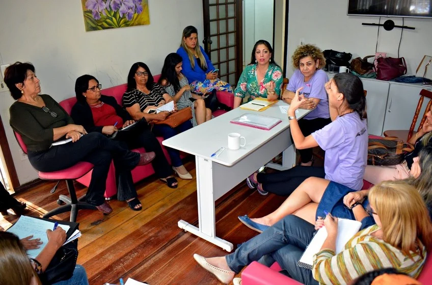 Encontro na Casa Abrigo Regional reuniu sete municípios com a superintendente do Estado, Patrícia Xavier, que apresentou uma nova proposta de acordo