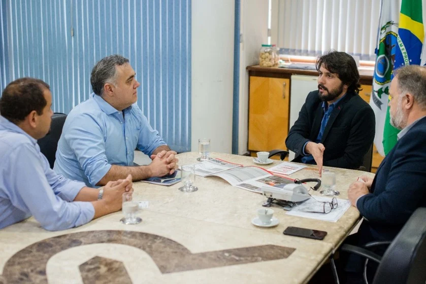 Prefeito Samuca Silva recebe empresa interessada no polo metalmecânico