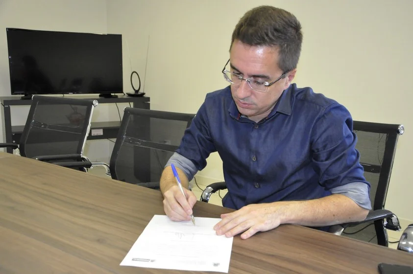 Prefeito assina ordem de serviço para iniciar construção de ubsf no varjão
