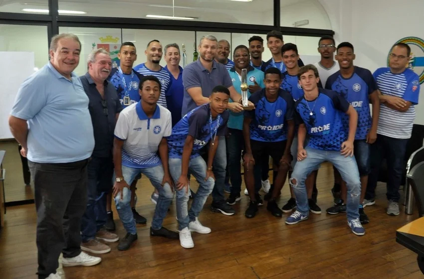 Prefeito Rodrigo Drable recebe atletas do sub-17 do BMFC, campeões da Série B do Carioca 2019
