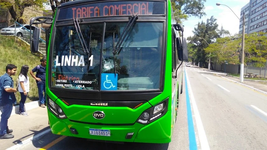 Ônibus elétrico do Tarifa Comercial Zero é alvo de vandalismo em Volta Redonda