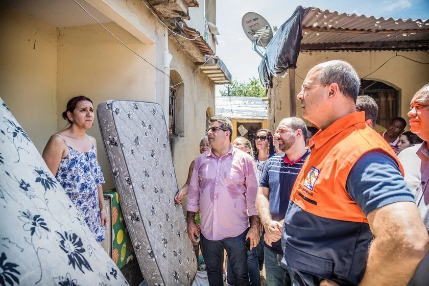 Witzel visita área atingida por tempestade de granizo em Nova Iguaçu para coordenar ações dos órgãos do Estado