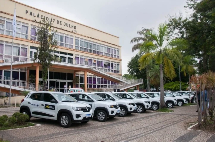 Samuca Silva entrega treze novos veículos para atendimento na saúde