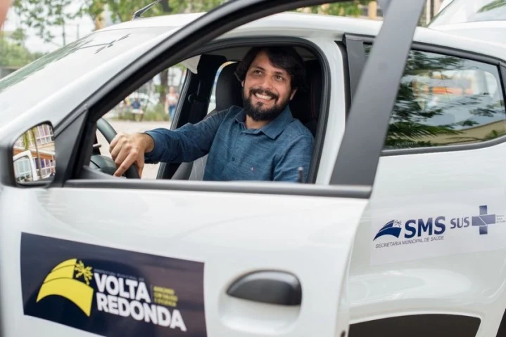 Samuca Silva entrega treze novos veículos para atendimento na saúde