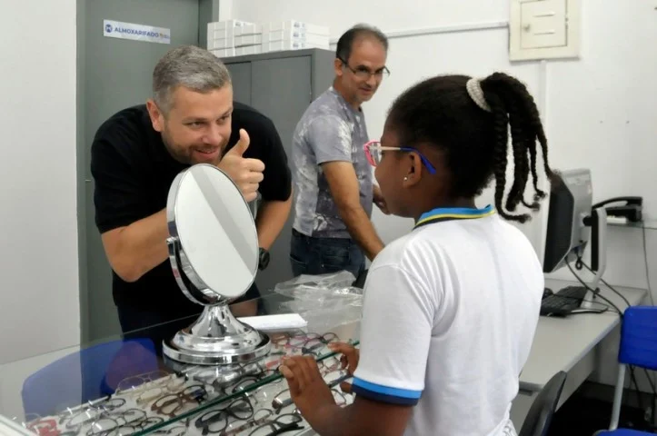 Rodrigo Drable entrega nova remessa de óculos a idosos e alunos da rede pública de ensino