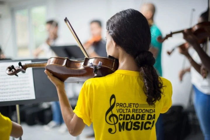 Aula com o Quarteto de Cordas da Universidade Federal Fluminense aconteceu na sede do projeto, no bairro Vila Mury