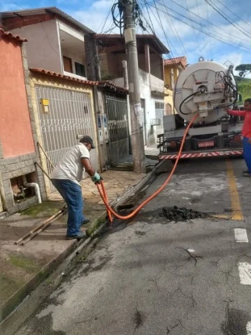 Operação Guarda-Chuva: Volta Redonda intensifica limpeza de sistema pluvial