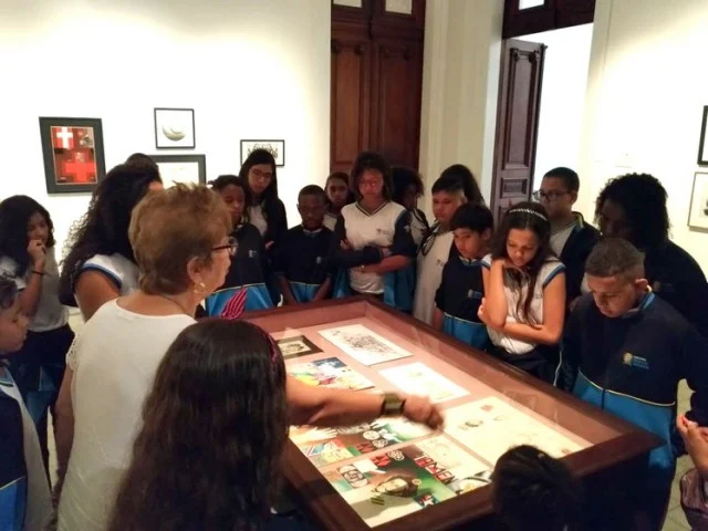 Barra Mansa: Alunos do Colégio Marcello Drable visitam exposição de Clécio Penedo no Rio de Janeiro