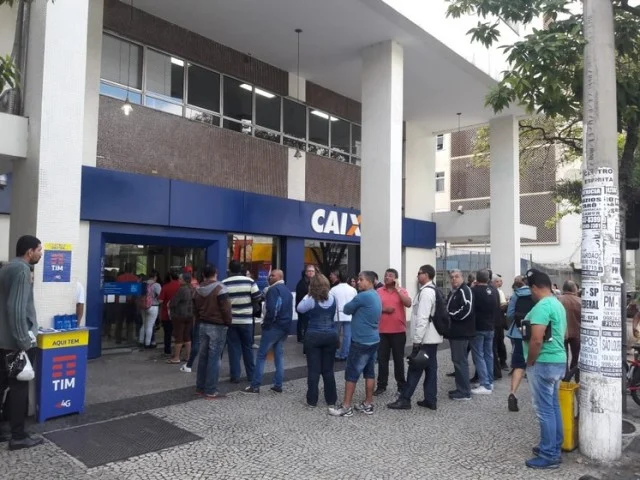 Bancos funcionam em horário especial no dia 24 de dezembro