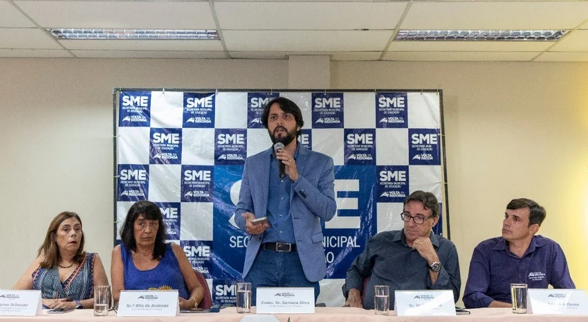 Samuca Silva empossa diretores escolares em Volta Redonda