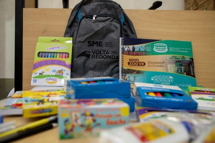 Kit escolar e uniformes já estão nas unidades de Volta Redonda para serem distribuídos