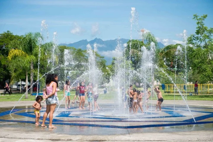 Chafariz do parque das águas é atrativo nos dias do verão 2020 em Resende