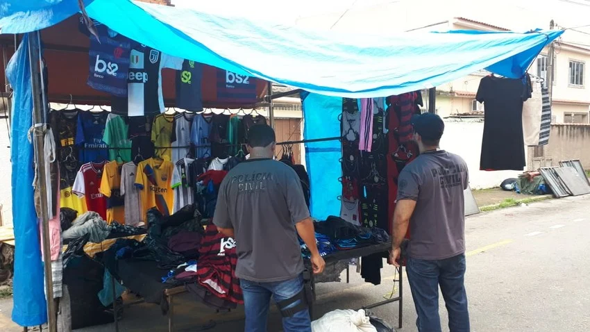 Polícia Civil faz operação contra pirataria na feira livre de Volta Redonda