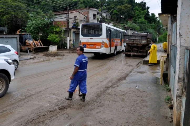 Prefeitura de Barra Mansa age para minimizar os danos causados pelas chuvas deste domingo, dia 12