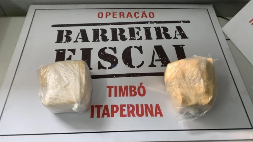 Operação Barreira Fiscal prende traficante transportando drogas em um ônibus de viagem