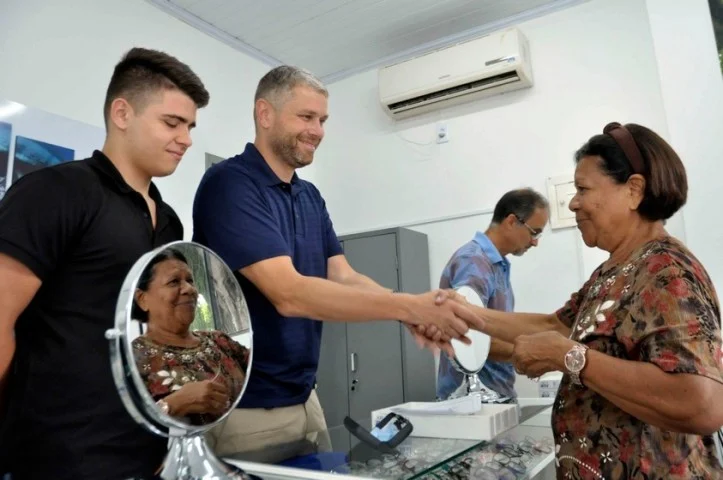 Óculos são entregues para jovens e idosos na Fábrica de Óculos de Barra Mansa