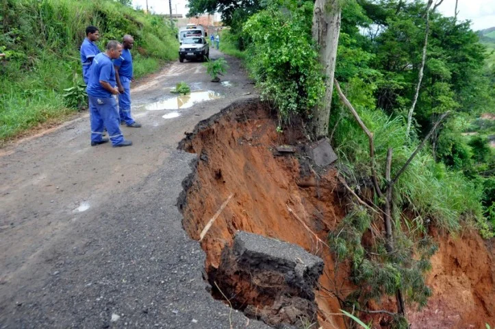 Queda de rua no bairro Roselândia II mobiliza Defesa Civil e órgãos da Prefeitura de Barra Mansa