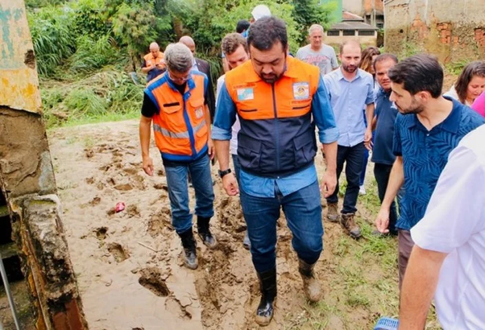 Governador em exercício visita áreas atingidas pelas chuvas em Barra Mansa e Miguel Pereira