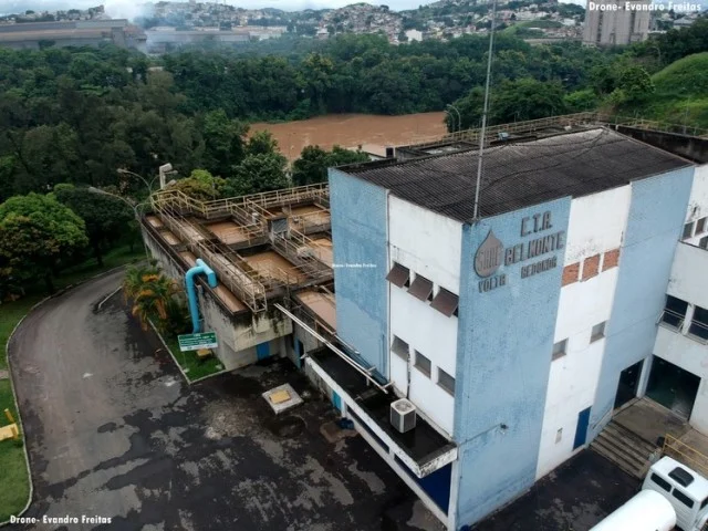 Vazamento de óleo no rio Paraíba interrompe operação de estação de tratamento de água