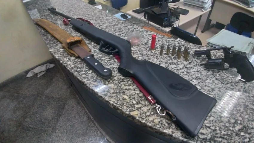 Homem ameaça companheira com arma e termina preso em Passa Três.