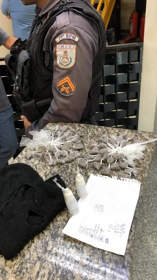 Dois jovens suspeitos de tráfico de drogas são presos no Siderlândia em Barra Mansa