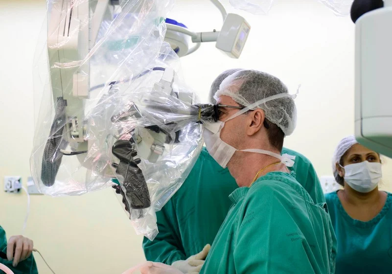 Hospital de Emergência realiza primeira cirurgia com microscópio de última geração
