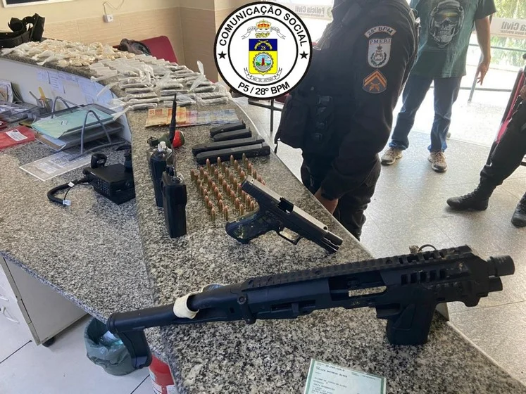 Operação Policial no Vale Verde-VR, apreende armas, munições, drogas e uma granada