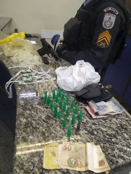 Polícia Militar prende 3 após denúncia de tráfico de drogas e homens armadas no São Luiz em Barra Mansa.