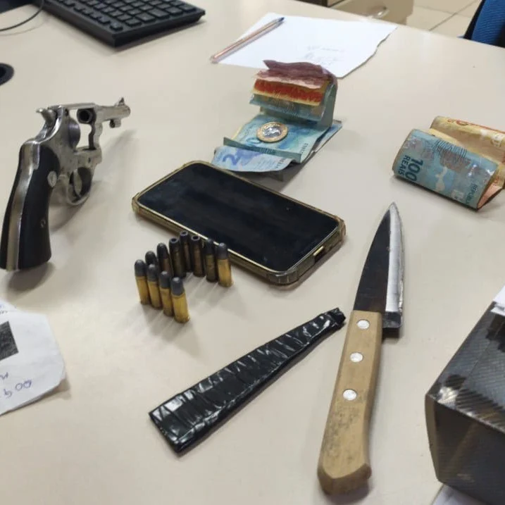 Barreira Fiscal prende criminosos e apreende arma na divisa do Rio com Minas Gerais