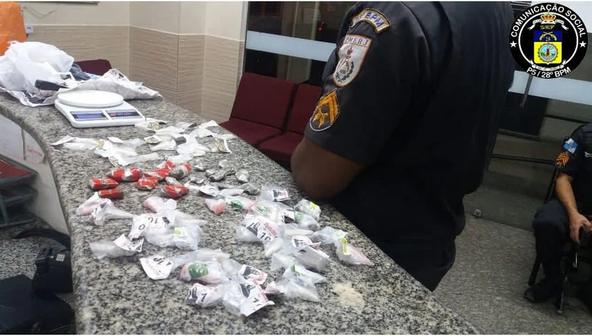 Policiais apreendem drogas no Santa Cruz em Volta Redonda