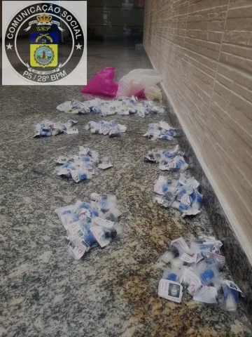 Apreensão de drogas e bandidos em fuga no Morro da Conquista em Volta Redonda.
