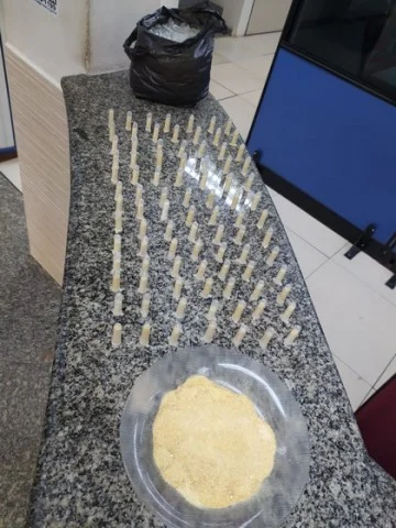 Mulher foi presa com 91 pinos de cocaína em Volta Redonda