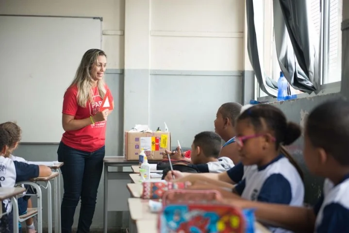 Campanha de trânsito “volta às aulas” acontece em unidades de ensino de Resende