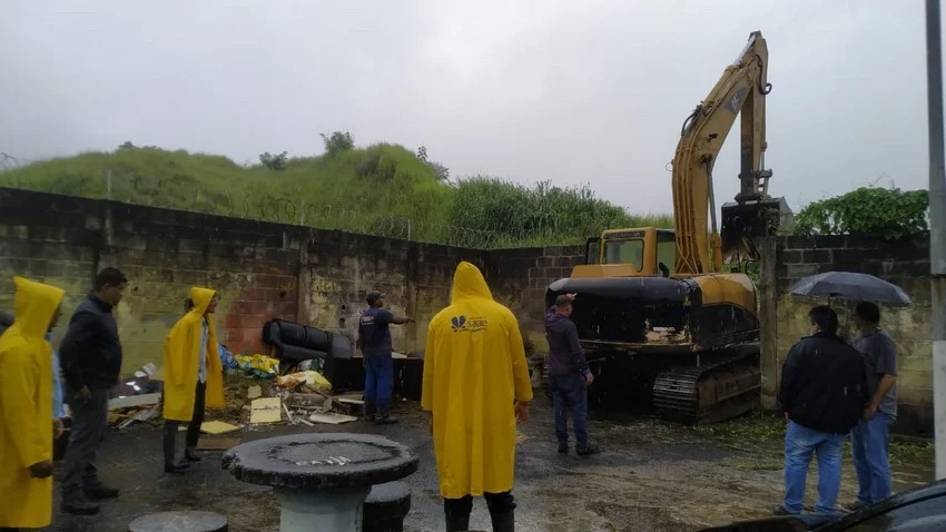 O SAAE-VR informa sobre falta de água em alguns bairros devido a um vazamento na adutora