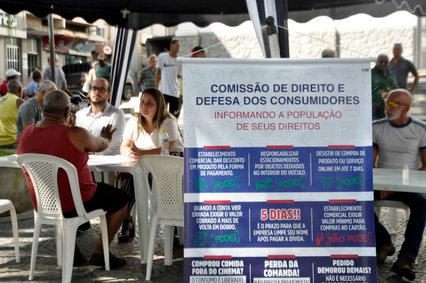 Procon Itinerante tira dúvidas e presta serviço à população em Barra Mansa