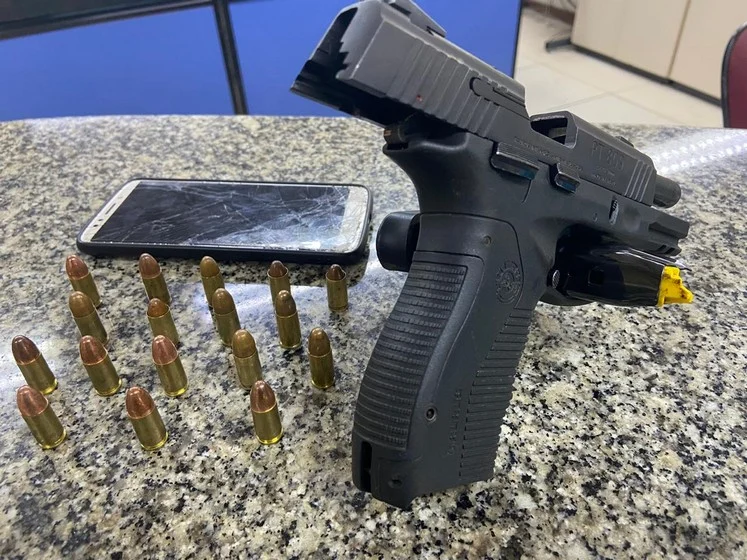 Suspeito de tráfico e porte ilegal de arma resiste a prisão e termina baleado no Morro da Conquista em Volta Redonda.