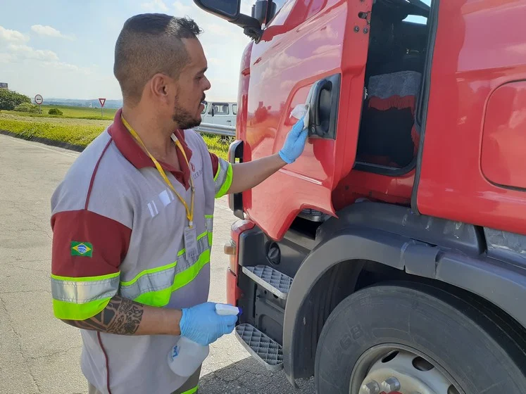 CCR distribui kits de alimentação para caminhoneiros na Via Dutra
